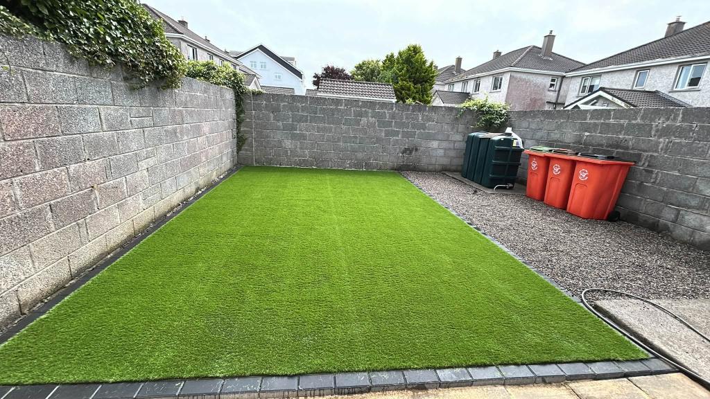 Front garden artificial grass for kerb appeal