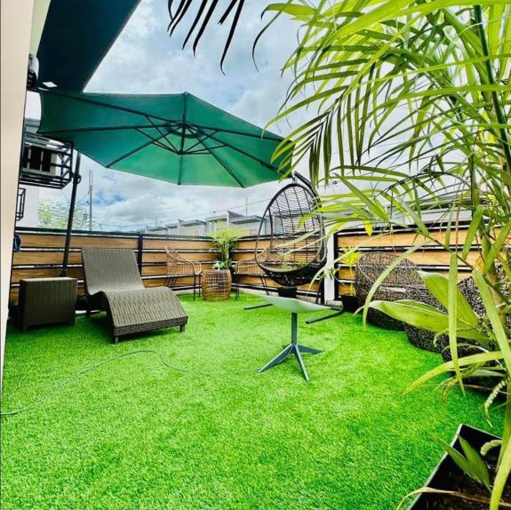 Beautifully maintained artificial grass patio in Birmingham with outdoor furniture